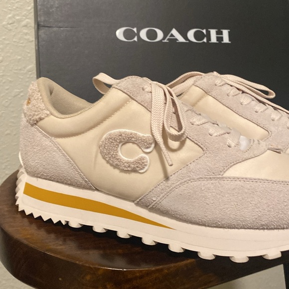 Coach - Picture 2 of 6